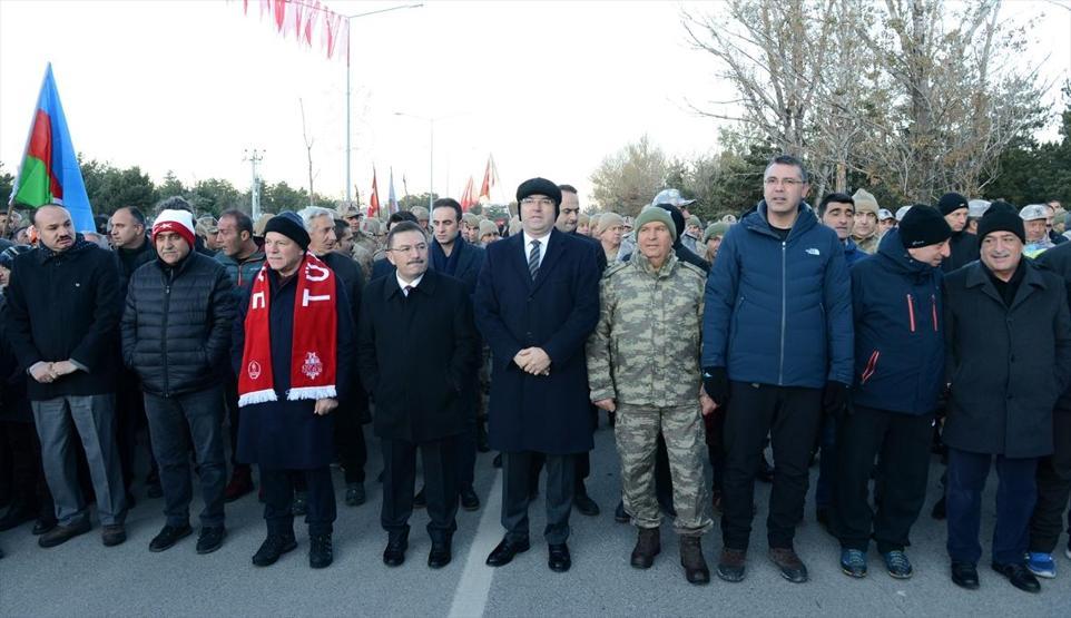 Erzurum ecdadına saygı için yürüdü