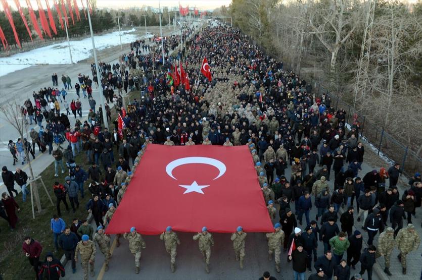 Erzurum ecdadına saygı için yürüdü