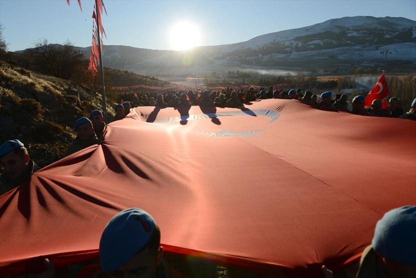 Erzurum ecdadına saygı için yürüdü