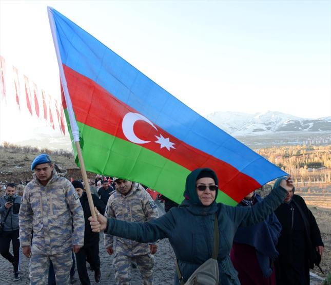 Erzurum ecdadına saygı için yürüdü
