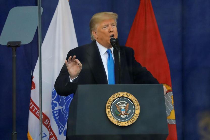 Dikkat çeken kareler Trump, kurşun geçirmez camın arkasından konuştu