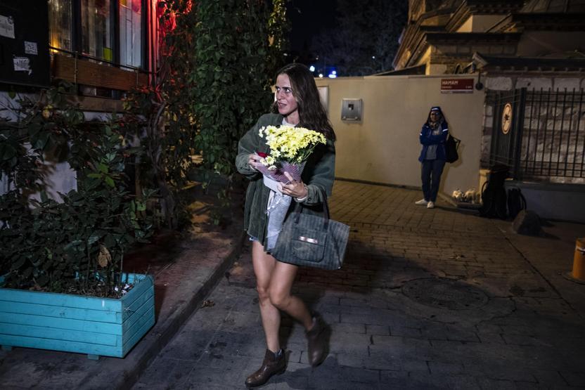 Çalışma arkadaşları ofisin önüne çiçek bıraktı Kağıda yazılan not dikkat çekti