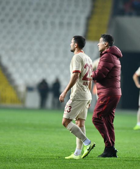 Galatasaray golcü futbolcunun sözleşmesini feshedebilir