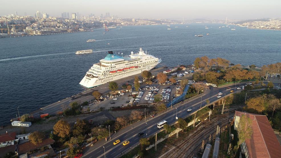 Peş peşe geliyorlar... Tarihi Yarımadaya yanaştı