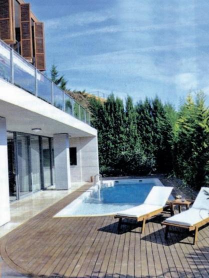 4 katlı 420 m2lik villa... Türkan Şoray ve kızı Yağmur bu evde yaşıyor