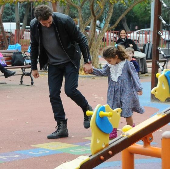 Ünlü oyuncu kızıyla sek sek oynadı