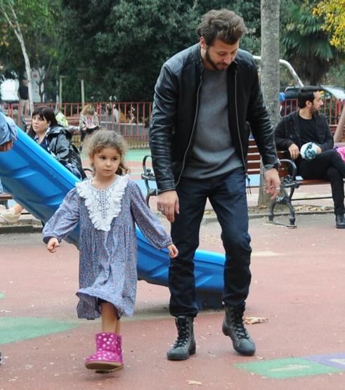 Ünlü oyuncu kızıyla sek sek oynadı