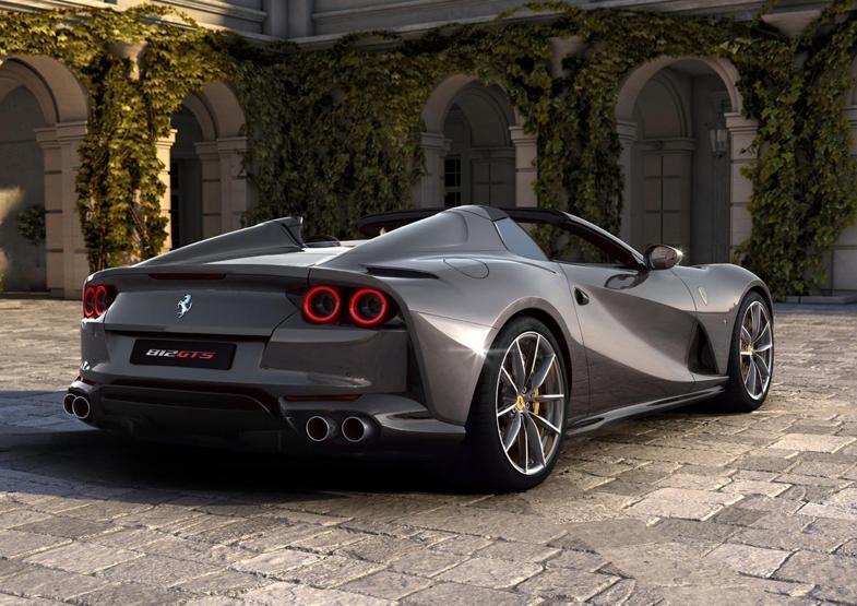 Ferrari üstü açılabilen yeni aracını tanıttı
