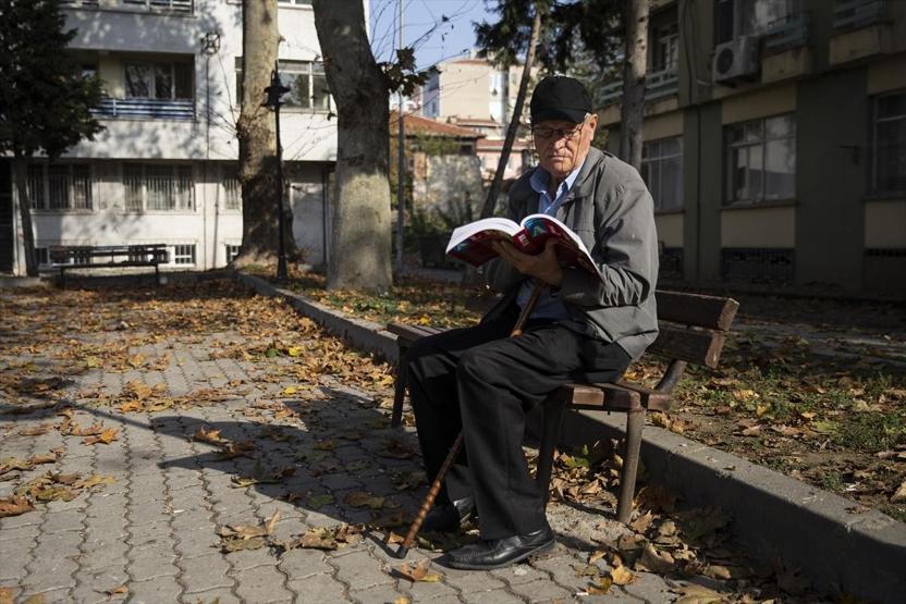Üniversiteden 75 yaşında mezun oldu, Osmanlıca çeviri yapmak istiyor