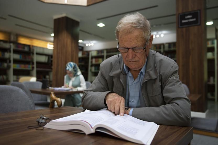 Üniversiteden 75 yaşında mezun oldu, Osmanlıca çeviri yapmak istiyor