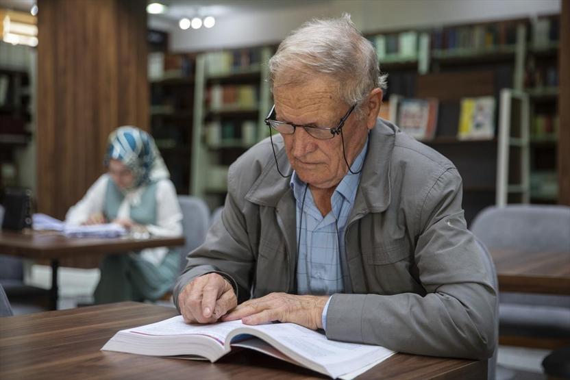 Üniversiteden 75 yaşında mezun oldu, Osmanlıca çeviri yapmak istiyor