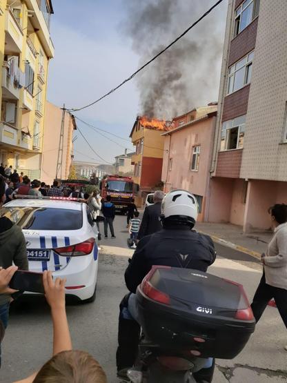 3 katlı binanın çatısı alev yandı