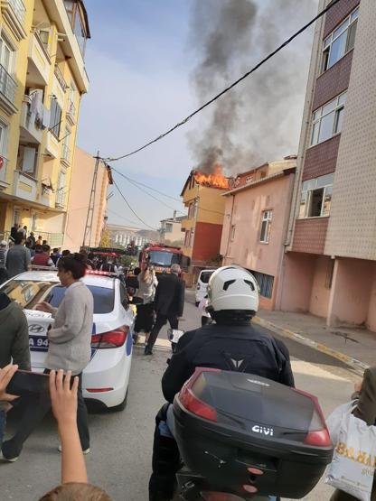 3 katlı binanın çatısı alev yandı