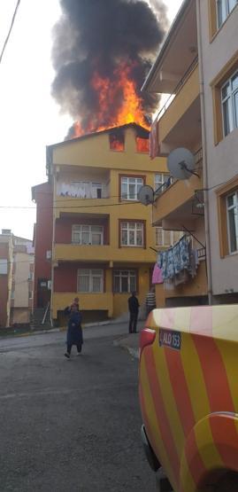 3 katlı binanın çatısı alev yandı