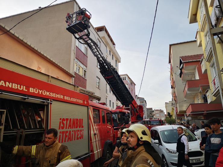 3 katlı binanın çatısı alev yandı
