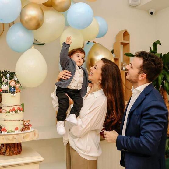 Azra Akın ve Atakan Korunun oğlu Demir bir yaşında