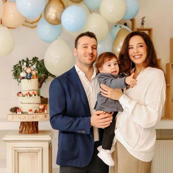 Azra Akın ve Atakan Korunun oğlu Demir bir yaşında