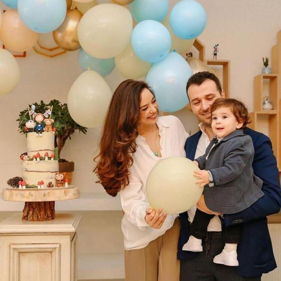 Azra Akın ve Atakan Korunun oğlu Demir bir yaşında