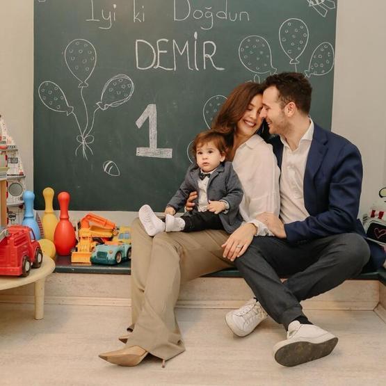 Azra Akın ve Atakan Korunun oğlu Demir bir yaşında