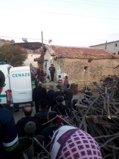Yaşlı çift ve torunları sobadan sızan gazdan zehirlenerek, öldü