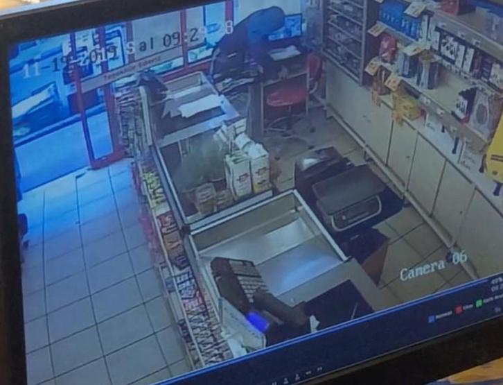 Süpermarkette soygun Korku yüzlerine yansıdı...