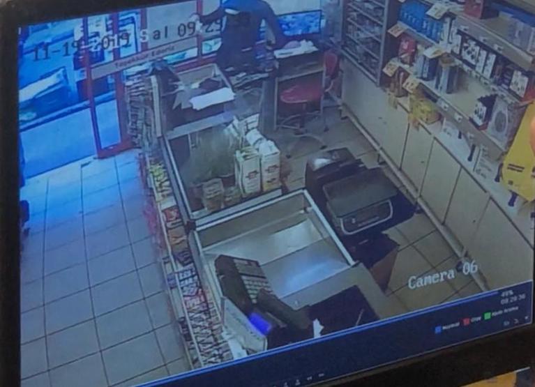 Süpermarkette soygun Korku yüzlerine yansıdı...