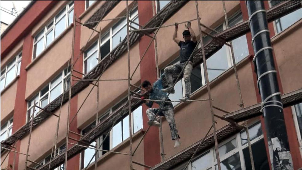 4 katlı binanın iskelesinde tehlikeli çalışma