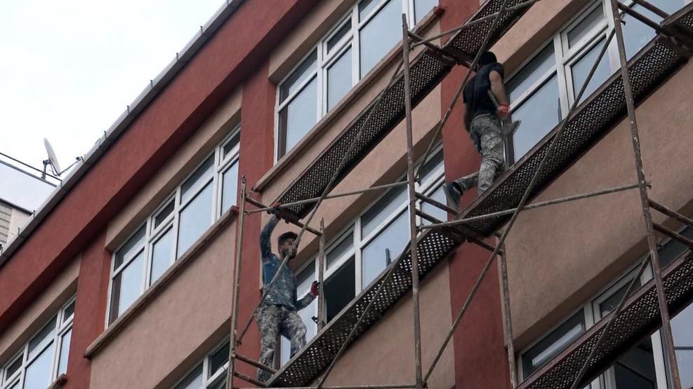 4 katlı binanın iskelesinde tehlikeli çalışma
