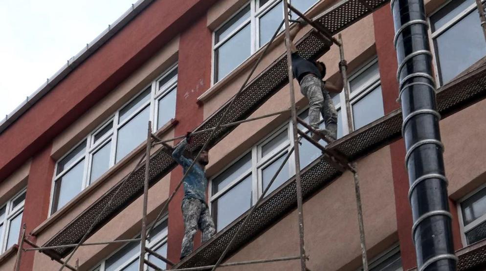4 katlı binanın iskelesinde tehlikeli çalışma