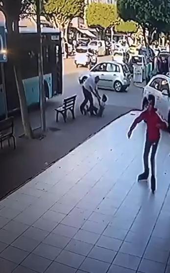 Otobüs şoförü çocuğu dövdü, esnaf da şoförü