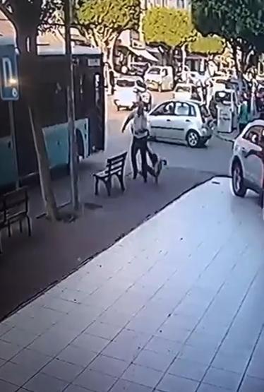 Otobüs şoförü çocuğu dövdü, esnaf da şoförü