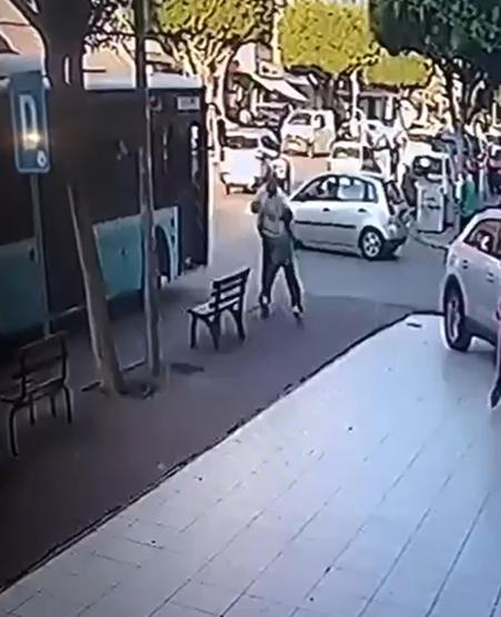 Otobüs şoförü çocuğu dövdü, esnaf da şoförü