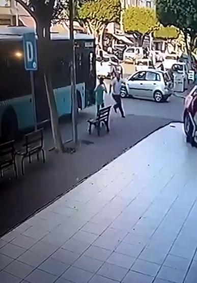 Otobüs şoförü çocuğu dövdü, esnaf da şoförü