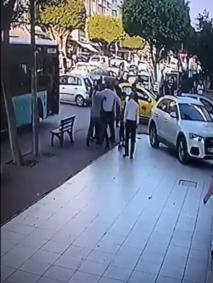 Otobüs şoförü çocuğu dövdü, esnaf da şoförü