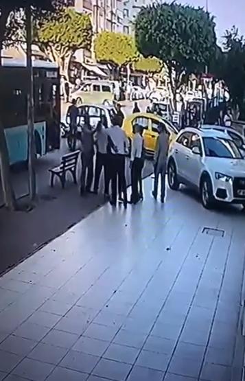 Otobüs şoförü çocuğu dövdü, esnaf da şoförü