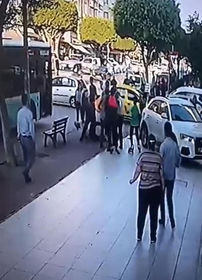 Otobüs şoförü çocuğu dövdü, esnaf da şoförü