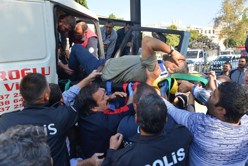 Vinç, üst geçidin ayağına çarptı: 2 yaralı