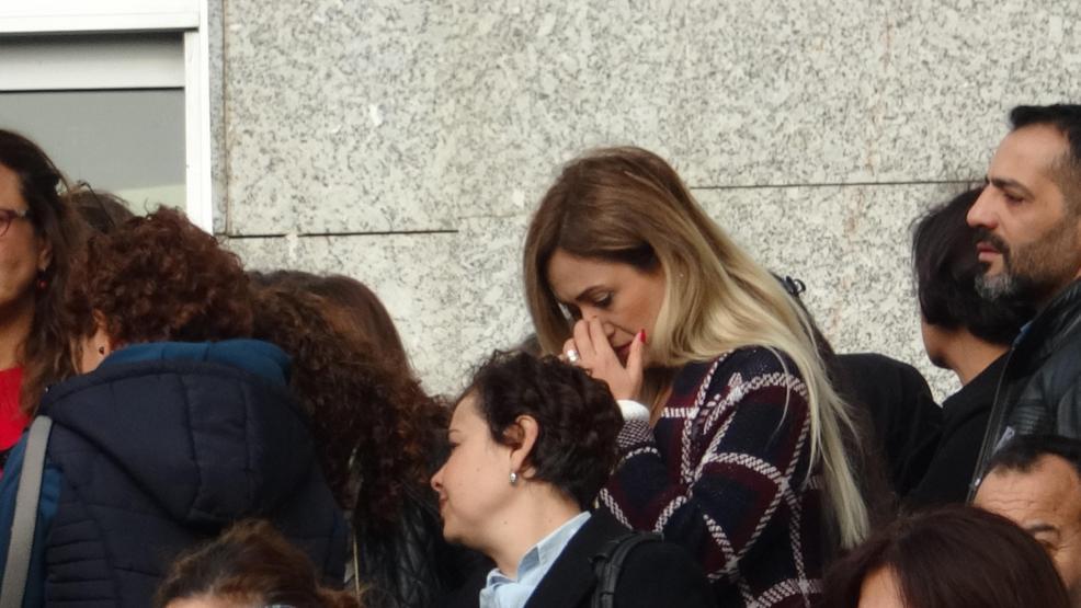 Yüzlerce öğretmen adliye önünde toplandı