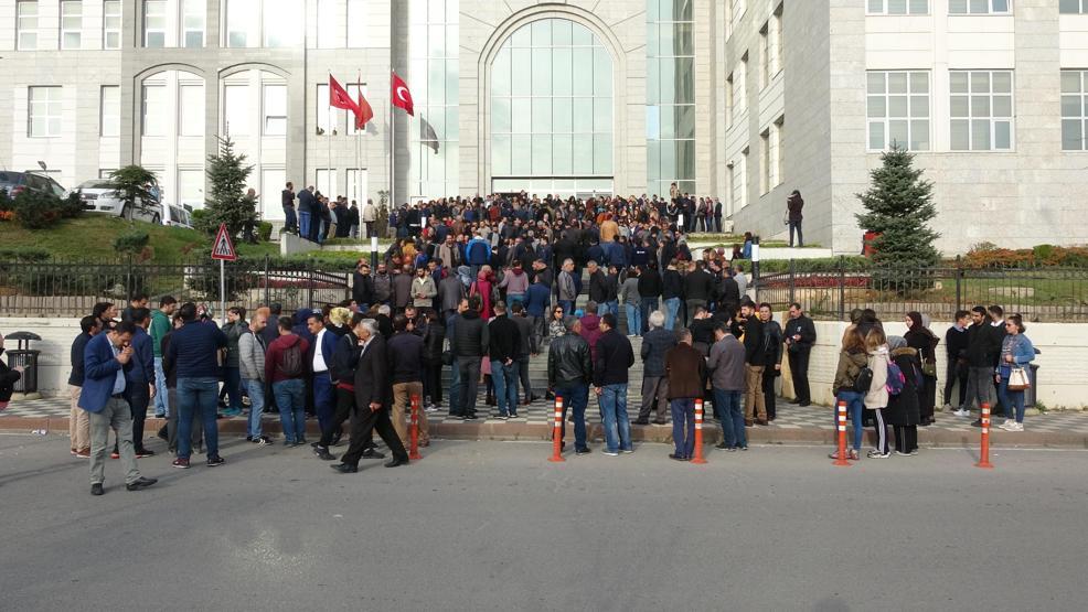 Yüzlerce öğretmen adliye önünde toplandı