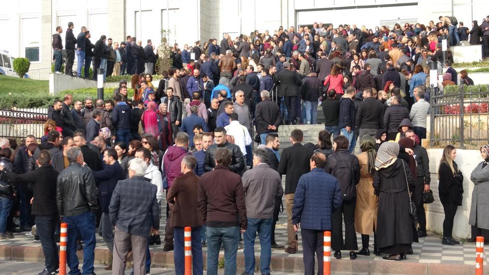 Yüzlerce öğretmen adliye önünde toplandı