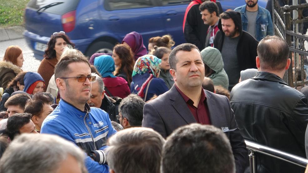 Yüzlerce öğretmen adliye önünde toplandı
