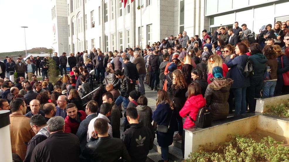 Yüzlerce öğretmen adliye önünde toplandı