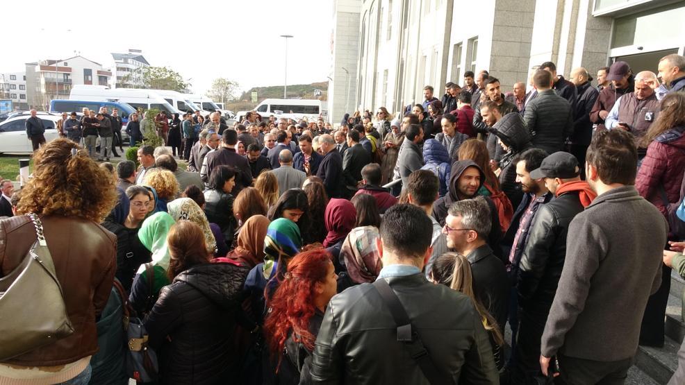 Yüzlerce öğretmen adliye önünde toplandı