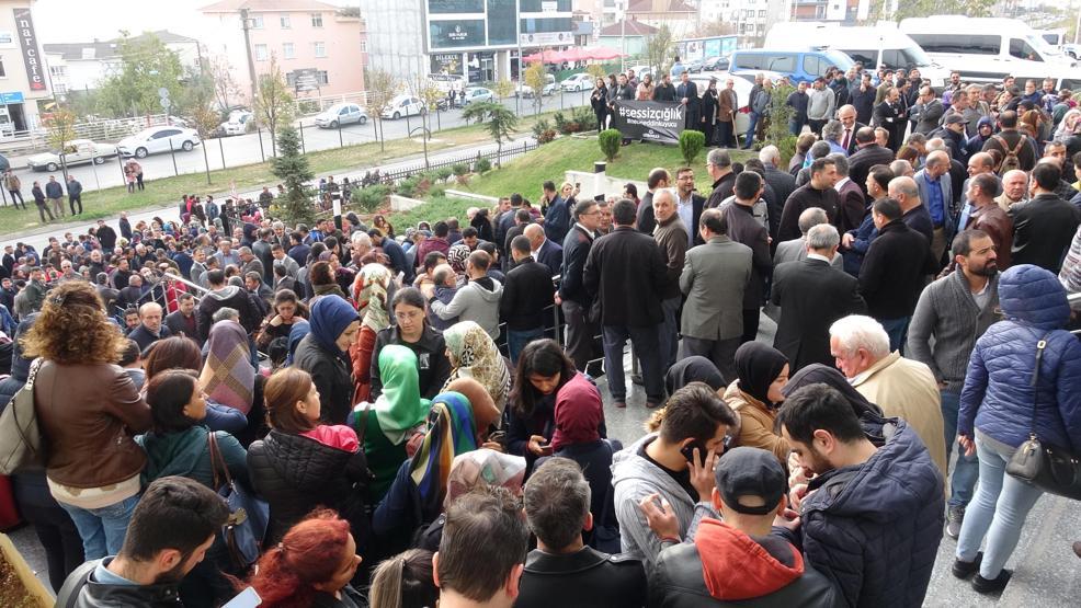 Yüzlerce öğretmen adliye önünde toplandı