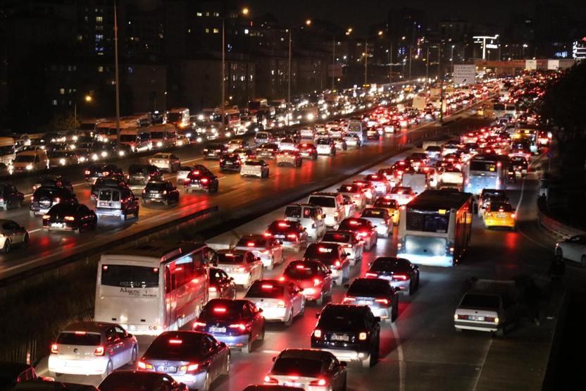İstanbulda trafik durma noktasına geldi