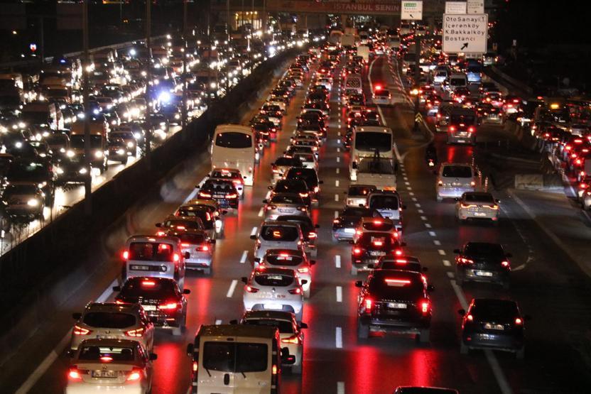 İstanbulda trafik durma noktasına geldi