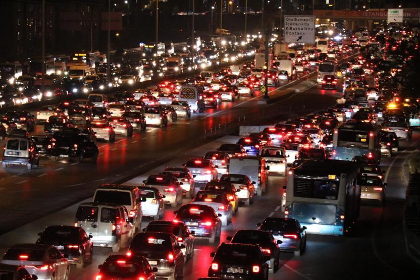 İstanbulda trafik durma noktasına geldi
