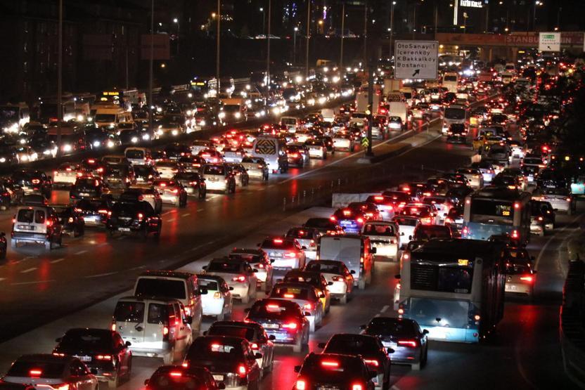 İstanbulda trafik durma noktasına geldi