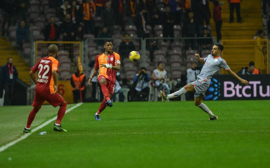 Arda Turan Fatih Terimin elini öptü