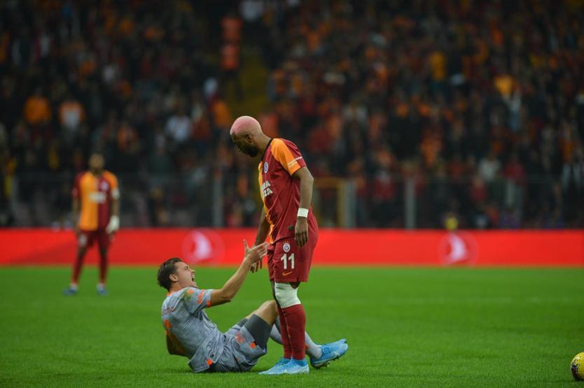 Arda Turan Fatih Terimin elini öptü